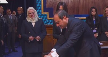 الرئيس السيسي يغادر لجنته بعد الإدلاء بصوته فى انتخابات الرئاسة