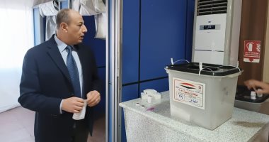 وزير الطيران المدنى يدلى بصوته فى لجنة الانتخابات الرئاسية بمطار القاهرة