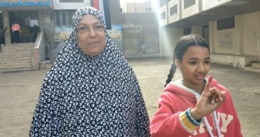 سيدة تصطحب حفيدتها بمصر الجديدة للتصويت: عشان لما تكبر تعرف حقها