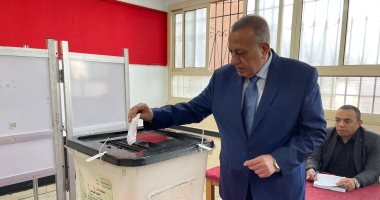 محافظ الجيزة السابق يدلى بصوته فى الانتخابات الرئاسية بالحى المتميز بأكتوبر