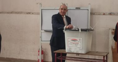 الكاتب الصحفى علاء ثابت يدلى بصوته فى الانتخابات الرئاسية 