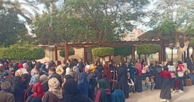طوابير الناخبين أمام مدرسة سيزا نبراوى بالتجمع خلال مشاركتهم بالانتخابات