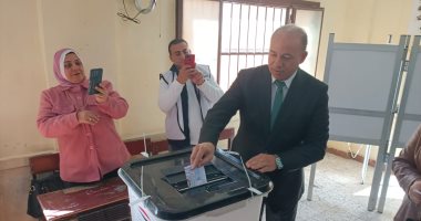 رئيس جامعة المنصورة يدلي بصوته فى الانتخابات الرئاسية.. صور