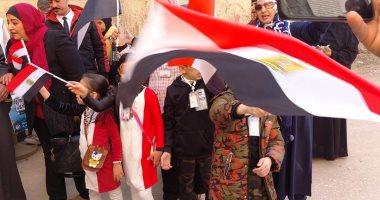 الأطفال يرفعون أعلام مصر أمام لجان منشأة البكارى فى الجيزة.. فيديو وصور