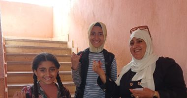 سيدة تحرص على اصطحاب بناتها أثناء تصويتها فى الانتخابات الرئاسية بفيصل