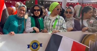احتشاد الناخبات أمام لجان مدرسة الأمل بكرداسة حاملات علم مصر