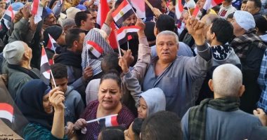 اصطفاف حاشد للمواطنين فى الانتخابات الرئاسية بالأعلام وشعارات تحيا مصر   