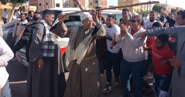 بالعصا والجلباب.. مسن يرقص بعد الإدلاء بصوته فى حدائق أكتوبر.. صور