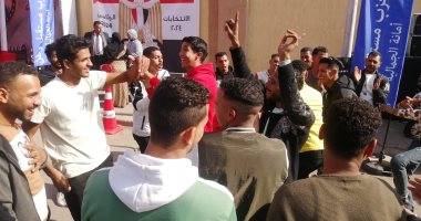 شباب يرقصون على أغنية "أنا مصرى" بعد تصويتهم فى الانتخابات بالدراسة.. صور