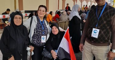 سيدة على كرسى متحرك ترفع علم مصر للمشاركة فى انتخابات الرئاسة