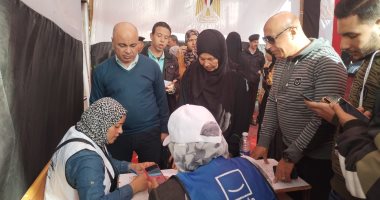 متطوعو حياة كريمة فى خدمة المواطنين أمام لجان الانتخابات 