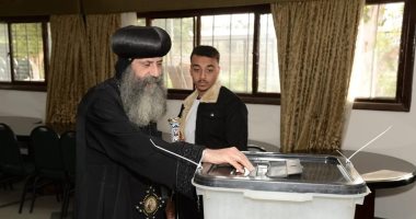 رئيس الدير المحرق بأسيوط يدلى بصوته في الانتخابات الرئاسية.. صور