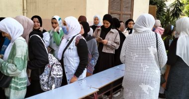 بالأعلام.. طالبات جامعة عين شمس يحتشدن أمام اللجان للإدلاء بأصواتهن.. فيديو