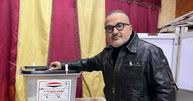 الشاعر هانى عبد الكريم أثناء الإدلاء بصوته فى الانتخابات الرئاسية
