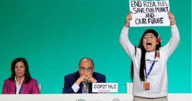 متظاهرو "إنهاء الوقود الأحفوري" يقتحمون منصة قمة COP28