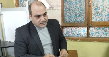 الإعلامى محمد الباز يدلى بصوته فى الانتخابات الرئاسية بلجنة الشهيد طيار محمد جمال