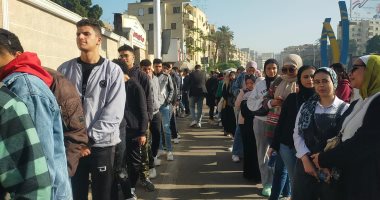طوابير الشباب على مدرسة الطبرى بمصر الجديدة للمشاركة في الانتخابات.. فيديو وصور