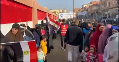 احتشاد المواطنون بأعلام مصر أمام اللجان الانتخابية بالفيوم