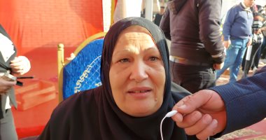 سيدة مسنة من أمام لجنة بالمحلة: أنا جاية علشان بلدنا ولو بزحف كنت هاجى وأشارك