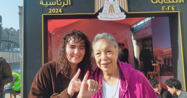 سيدة تصطحب ابنتها "نفرتارى" المصرية الأمريكية بالانتخابات: بلدنا تقدمت