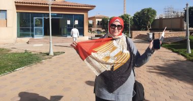 ناخبات يرتدين حجابا بعلم مصر بلجنة مدرسة مدينتى: بنشارك علشان استقرار مصر