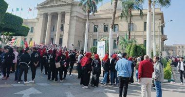 احتشاد طلاب جامعة القاهرة أمام القبة بثانى أيام الانتخابات الرئاسية.. صور