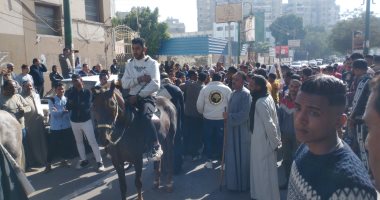 جابوا حصان ومزمار للاحتفال بالانتخابات.. بهجة خاصة أمام اللجان بالمنيا.. صور