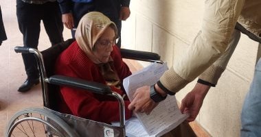 سيدة 79 سنة تدلى بصوتها فى الإسكندرية: "جيت أنتخب عشان بحب السيسى"