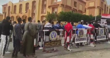 اصطفاف المواطنين أمام لجنة الوافدين بمدينة مرسى علم