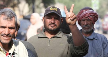 ناخبو المعادى يرفعون علامة النصر أمام لجان انتخابات الرئاسة