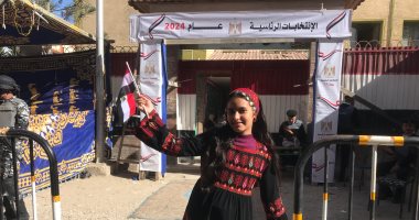 "سندس" تستقبل الناخبين بالثوب السيناوى وعلم مصر أمام لجان العريش.. صور