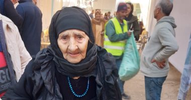 مسنة 91 سنة تدلى بصوتها بمنشأة البكارى: "أنا بحب السيسى وما ينفعش أتأخر عنه"
