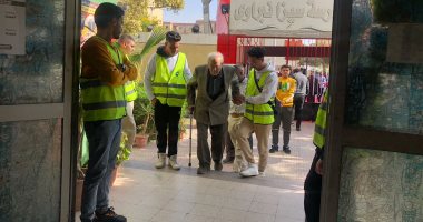 شبابك يا مصر.. متطوعون يساعدون ذوى الهمم وكبار السن فى الوصول للجانهم الانتخابية