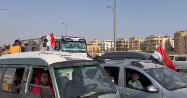أعلام مصر تزين سيارات الناخبين بالسادس من أكتوبر فى الانتخابات الرئاسية