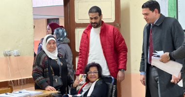مستشار بإحدى لجان انتخابات الرئاسة بالجيزة يساعد كبار السن على التصويت.. صور 