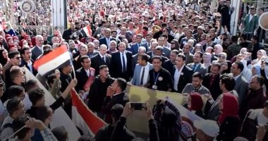 بمشاركة آلاف الطلاب.. رئيس جامعة بنى سويف يقود مسيرة للمشاركة بالانتخابات.. صور