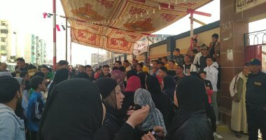 حشود من موظفى التأمين الصحى الشامل تتوجه للمقار الانتخابية ببورسعيد.. صور