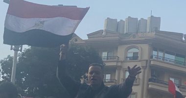 حسن شاكوش يجوب شوارع العجوزة للاحتفال بالمشاركة فى انتخابات الرئاسة