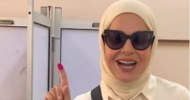 منى عبد الغنى تدعو المصريين للمشاركة بعد الإدلاء بصوتها فى الانتخابات