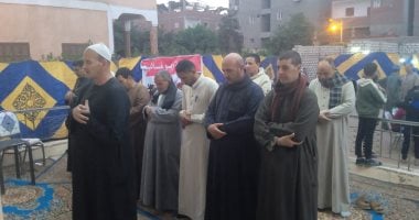 الناخبون يؤدون الصلاة بمحيط لجان منشأة القناطر بالجيزة .. فيديو