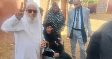 القضاة يساعدون كبار السن للإدلاء بأصواتهم فى كفر الشيخ