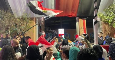 أهالى بولاق الدكرور يحتفلون أمام لجان الانتخابات الرئاسية.. صور 