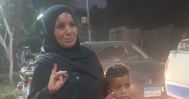 سيدة قنائية تصطحب حفيدها وتدلى بصوتها داخل لجنة دندرة.. وتؤكد: بنحب مصر