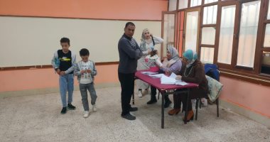 الأطفال يتوافدون مع أمهاتهم على صناديق الاقتراع بالشروق