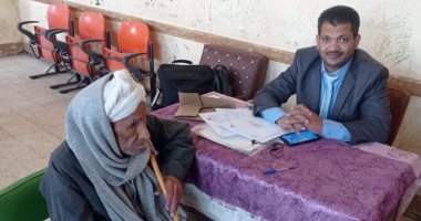 الشباب فى القلب.. رئيس لجنة المصالحات بالصعيد ذو الـ 96 عاما يدلى بصوته فى أسوان