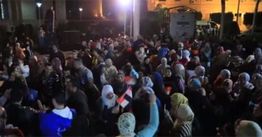 طلاب جامعة القاهرة يحتفون بانتخابات الرئاسة على أنغام "أبويا وصانى" ..فيديو