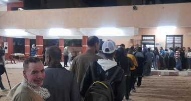 طوابير الناخبين أمام اللجان قبل غلق باب التصويت فى ثالث أيام الانتخابات بأسوان