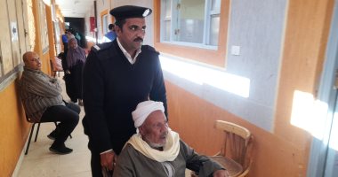 رجال الشرطة يساعدون كبار السن وذوى الهمم للإدلاء بأصواتهم فى أسوان.. صور