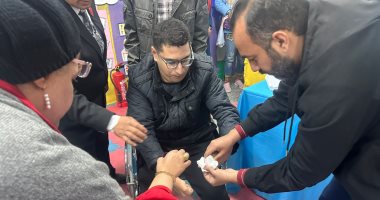 شاب من متحدى الإعاقة: انتخبت السيسى لأنه أجدر شخص يستحقها.. صور