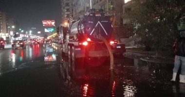 القاهرة والجيزة لمياه الشرب والصرف الصحى تسحب مياه الأمطار من الشوارع